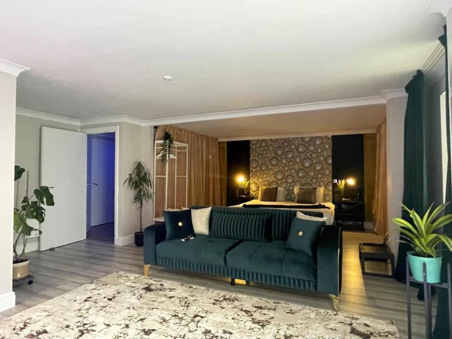 The Exclusive Jacuzzi Apartment برمنغهام المظهر الخارجي الصورة